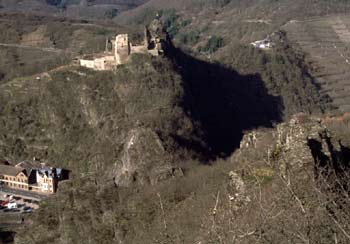 Blick vom Nordgipfel
zur Burg Are